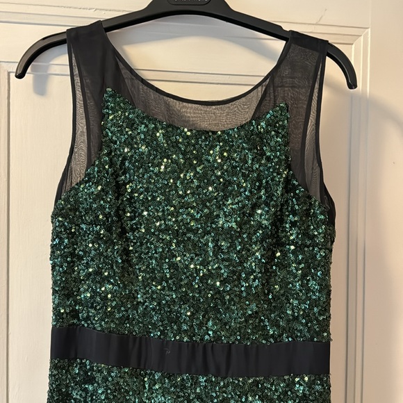 Long green sequin dress V detail in the back. Great dress for formal occasion - Picture 2 of 4